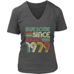 VnSupertramp Vintage August 40th Birthday 1979 Women V-Neck Shirt Plus Size XL-4XL Mom Wife Gift